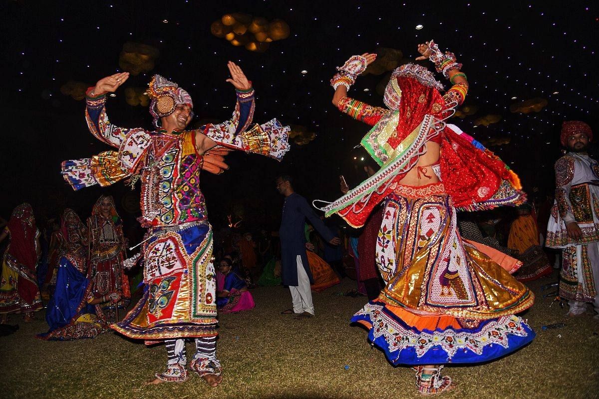 अहमदाबाद में रात्रि उत्सव में पारम्परिक शीशेदार वेशभूषा में गरबा नर्तक