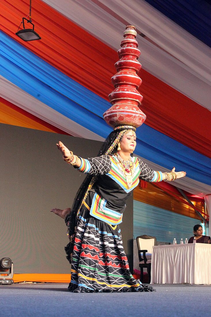 खजुराहो नृत्य महोत्सव में सिर पर कलशों की मीनार साधे कालबेलिया नर्तकी