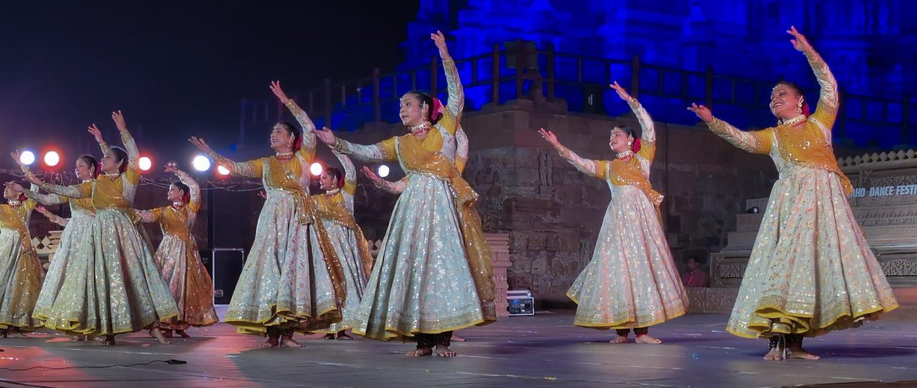 खजुराहो नृत्य महोत्सव में एक साथ प्रस्तुति देते कथक नर्तक