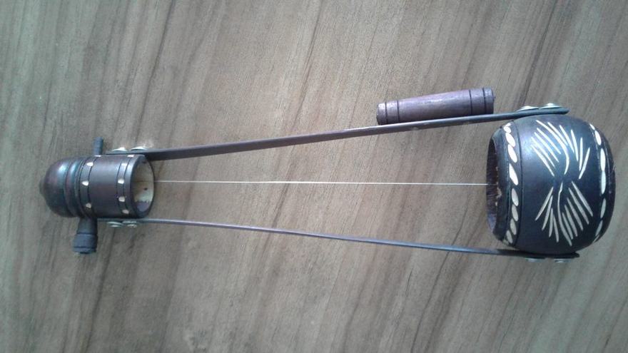 Ektara — one-string instrument with split bamboo arms and a small round resonator