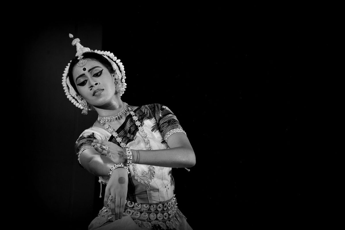 श्वेत-श्याम छायाचित्र में ओडिसी नर्तकी